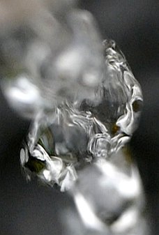 Dissipative Strukturen in Vortex-Form Frei fallender Wasserstrahl