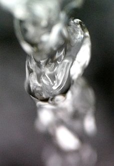 Dissipative Strukturen in Vortex-Form Frei fallender Wasserstrahl