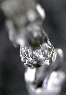 Dissipative Strukturen in Vortex-Form Frei fallender Wasserstrahl