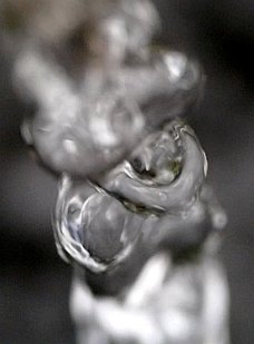 Dissipative Strukturen in Vortex-Form Frei fallender Wasserstrahl