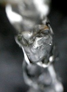 Dissipative Strukturen in Vortex-Form Frei fallender Wasserstrahl